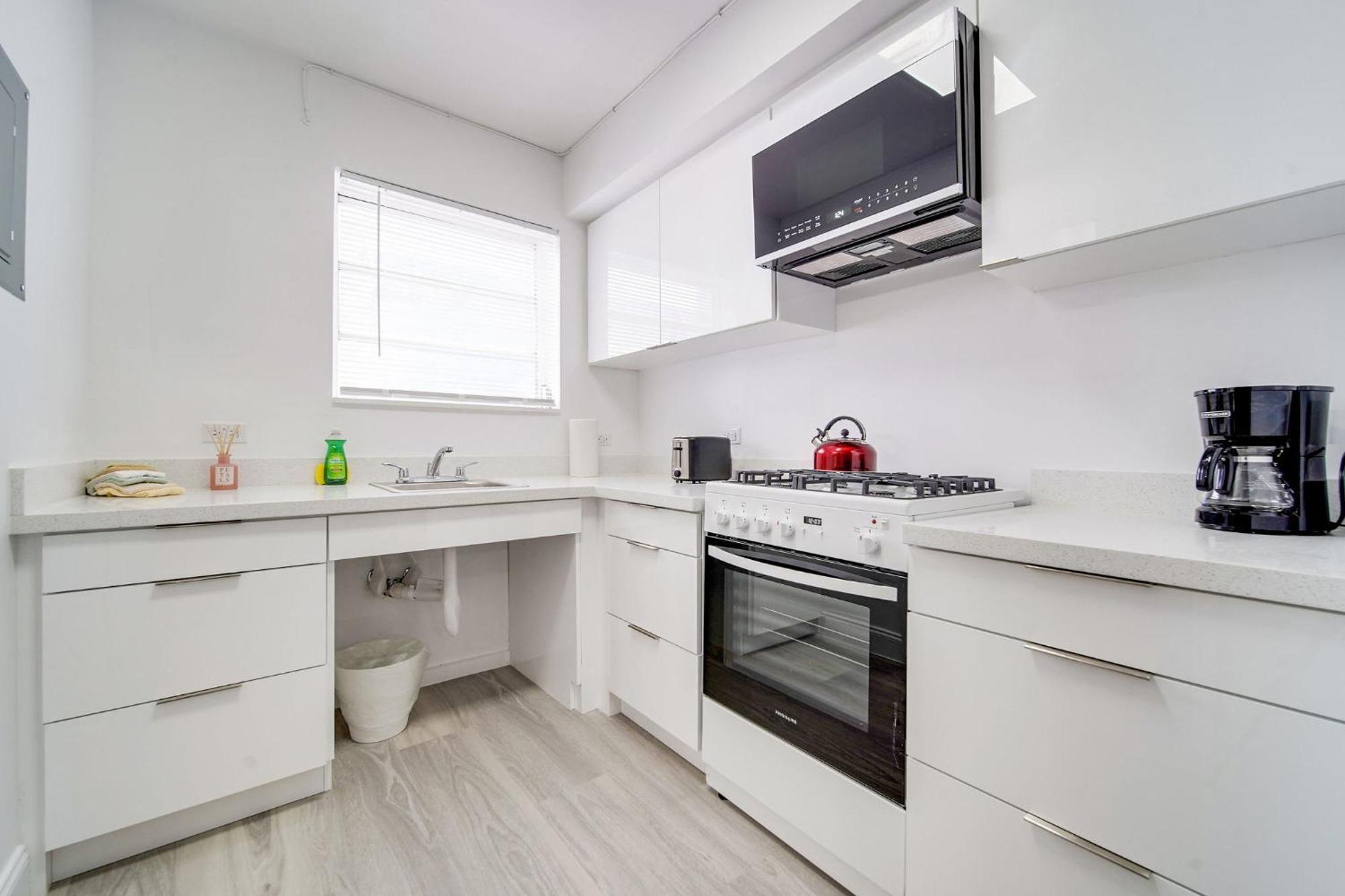 Deco Beachside Apt, W/2 Queen Beds, Washer/Dryer Маями Бийч Екстериор снимка