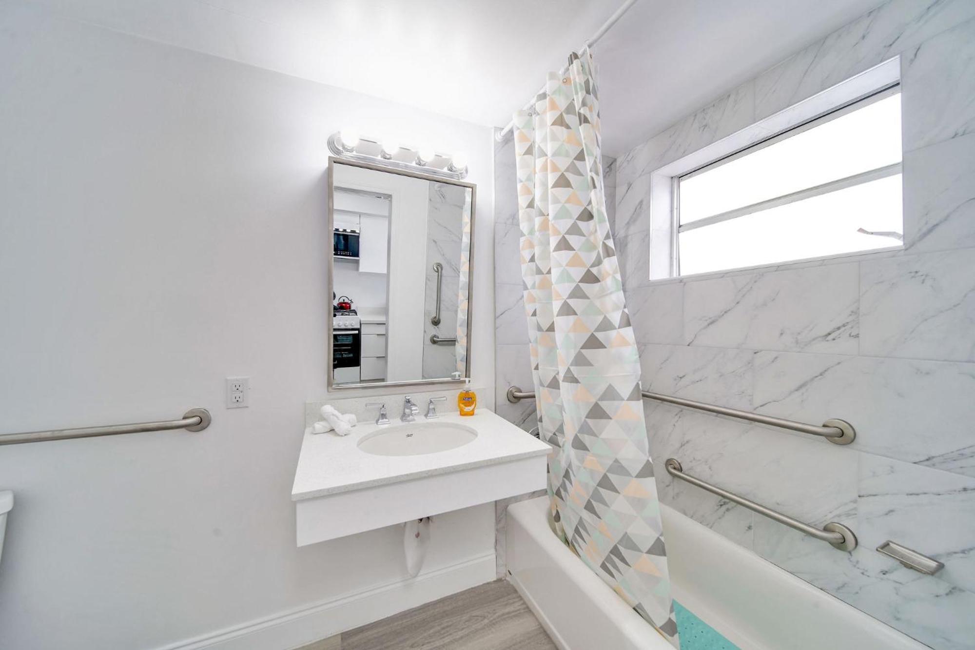 Deco Beachside Apt, W/2 Queen Beds, Washer/Dryer Маями Бийч Екстериор снимка