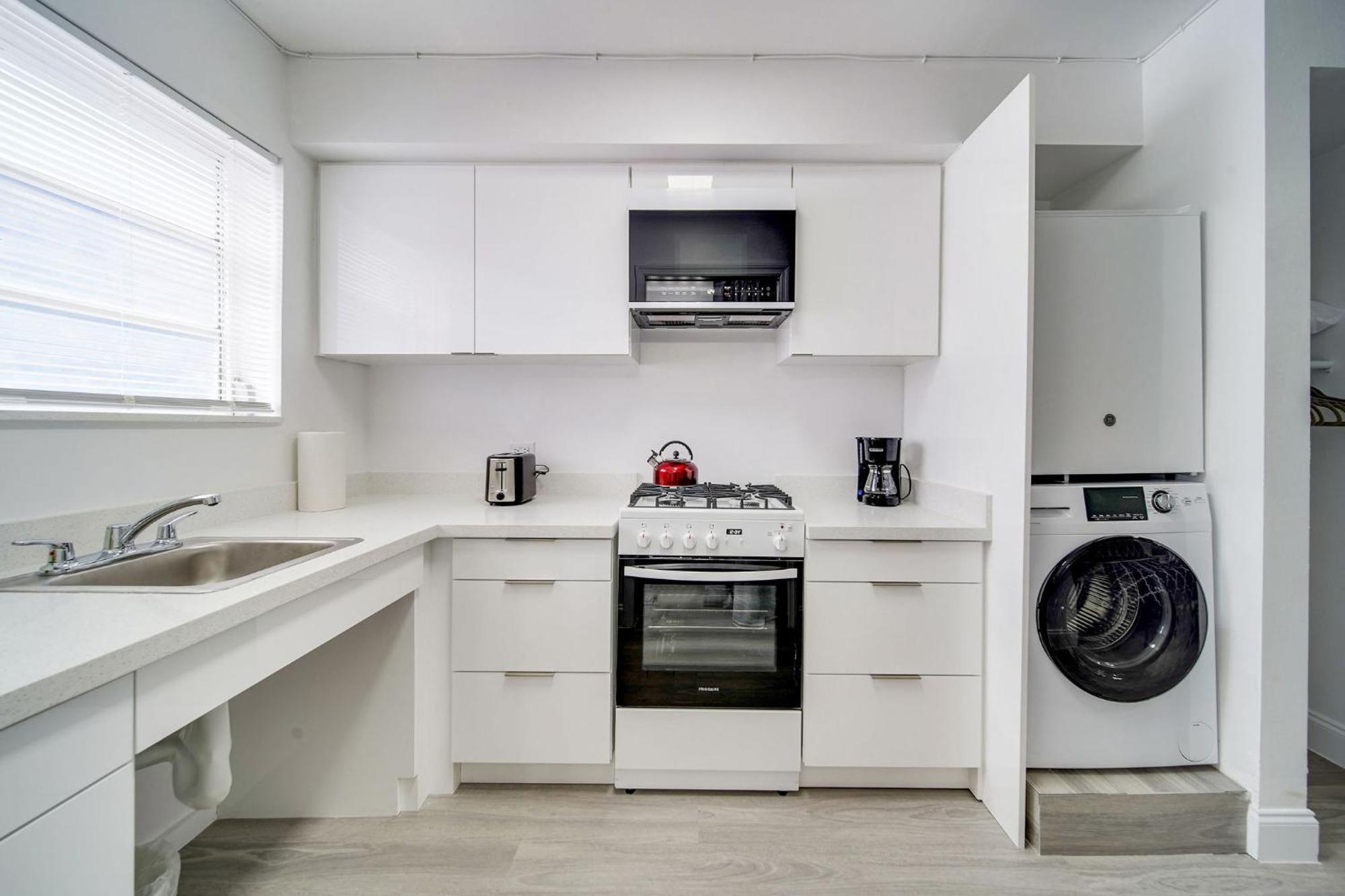 Deco Beachside Apt, W/2 Queen Beds, Washer/Dryer Маями Бийч Екстериор снимка